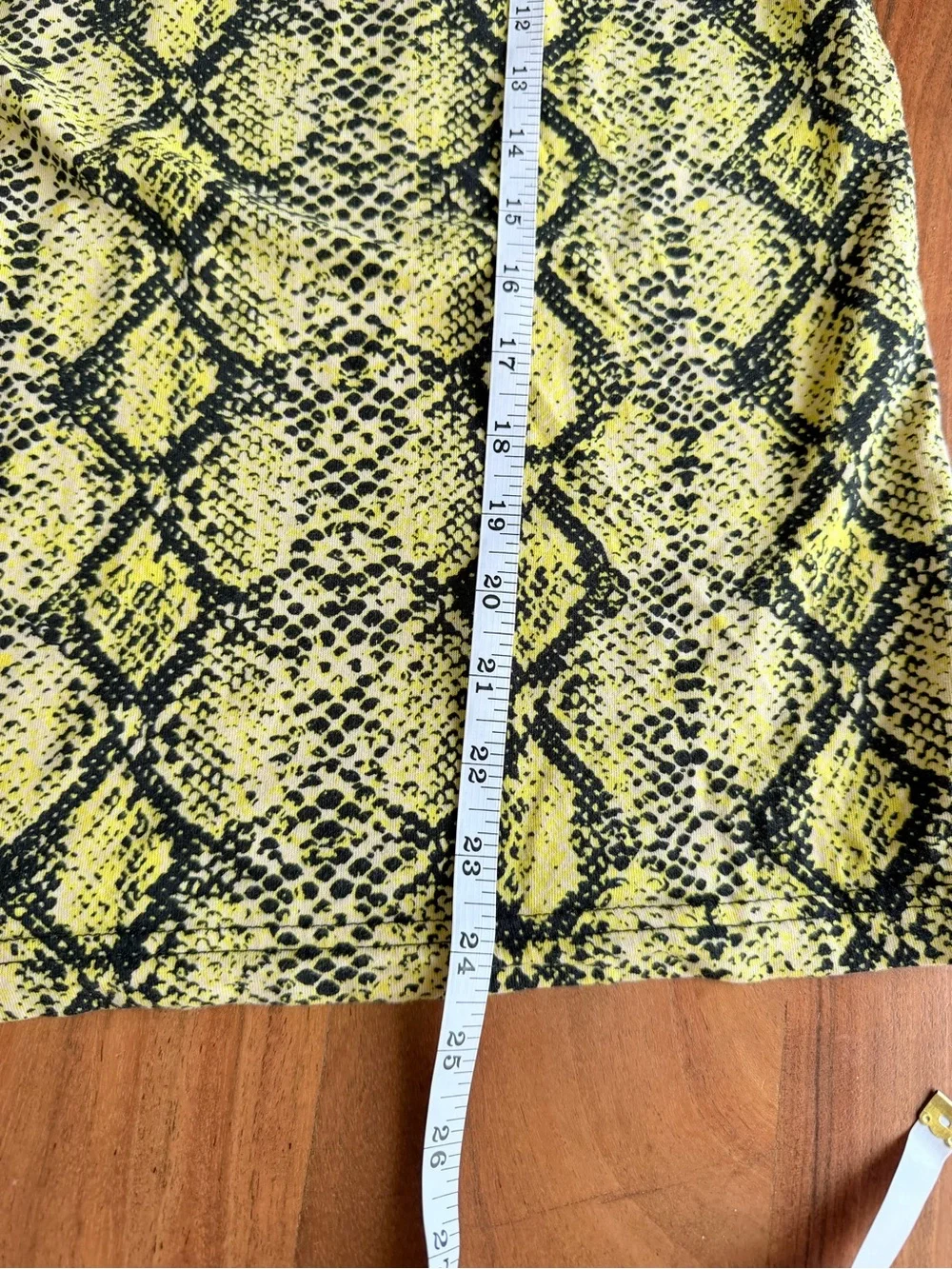 Cotton Yellow Snake-Print Short Sleeve Tee women’s size XS like new Nike